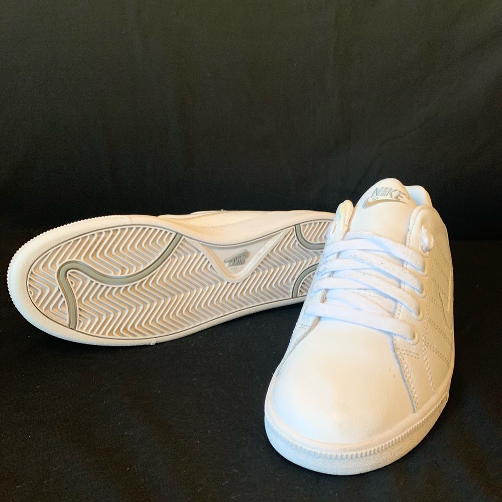 Women’s Nike court tradition 2 white silver🤗